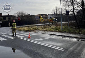 na zdjęciu śmigłowiec lotniczego pogotowia ratunkowego na jezdni, obok strażacy