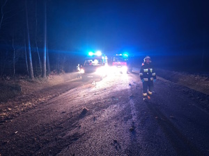 na zdjęciu pojazd na dachu na jezdni, obok inne pojazdy służb