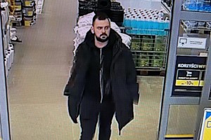 na zdjęciu mężczyzna w czarnych ciuchach na terenie sklepu