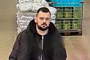 na zdjęciu mężczyzna w czarnych ciuchach na terenie sklepu