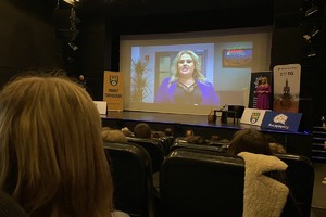 na zdjęciu osoby siedzące na widowni oglądające projekcję filmu w trakcie warsztatów