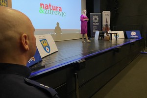 na zdjęciu policjant pod sceną, na której stoi Pani Kinga Zawodnik