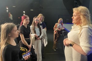 na zdjęciu Kinga Zawodnik w trakcie rozmowy z uczennicami