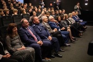 na zdjęciu zaproszeni goście i uczniowie siedzący na widowni