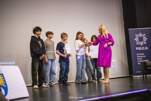 na zdjęciu Kinga Zawodnik z uczniami na scenie