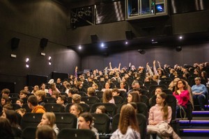 na zdjęciu uczniowie siedzący na widowni