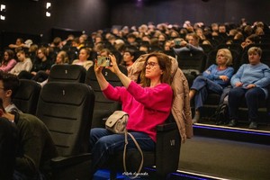 na zdjęciu uczniowie siedzący na widowni
