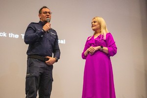 na zdjęciu Kinga Zawodnik na scenie, obok niej policjant z mikrofonem