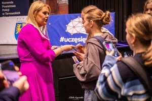 na zdjęciu Kinga Zawodnik rozdająca zdjęcia i autografy uczniom