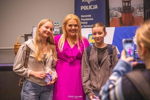 na zdjęciu Kinga Zawodnik pozująca do wspólnych zdjęć z uczniami