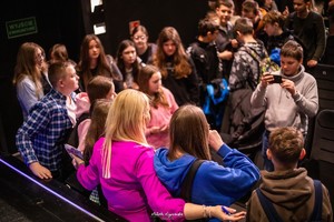 na zdjęciu Kinga Zawodnik pozująca do wspólnych zdjęć z uczniami