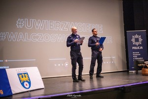 na zdjęciu policjanci na scenie