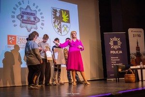 na zdjęciu Kinga Zawodnik z uczniami na scenie