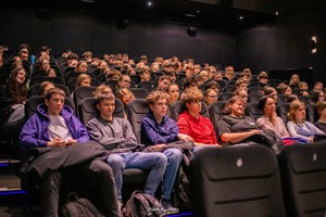 na zdjęciu uczniowie siedzący na widowni