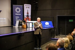 na zdjęciu starosta tarnogórski w trakcie przemowy pod sceną