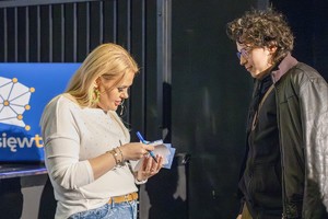 na zdjęciu Kinga Zawodnik w trakcie podpisywania zdjęcia uczniowi