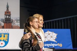 na zdjęciu Kinga Zawodnik pozująca do zdjęcia z uczennicą