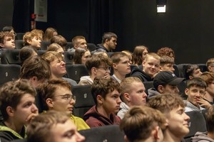 na zdjęciu uczniowie siedzący na widowni