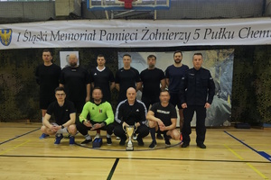 na zdjęciu drużyna policjantów w hali sportowej