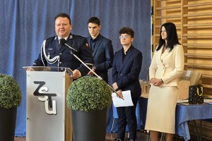 na zdjęciu komendant policji przy mównicy