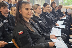 na zdjęciu uczniowie siedzący na widowni