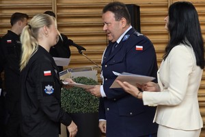 na zdjęciu komendant i pani wicedyrektor w trakcie wręczania certyfikatów