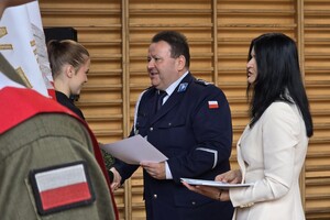 na zdjęciu komendant i pani wicedyrektor w trakcie wręczania certyfikatów