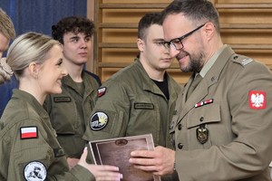 na zdjęciu przedstawiciele wojska i pani wicedyrektor w trakcie wręczania certyfikatów
