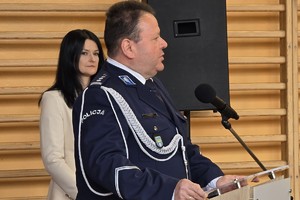 na zdjęciu komendant przy mównicy