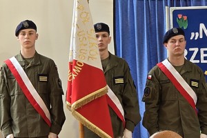 na zdjęciu poczet sztandarowy
