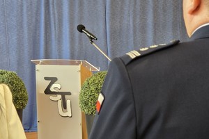 na zdjęciu mównica z logiem szkoły