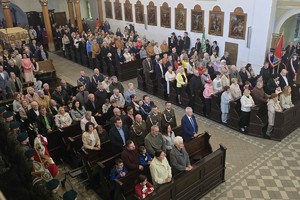 na zdjęciu zgromadzeni na mszy w ławkach kościelnych