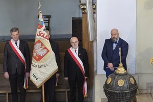 na zdjęciu poczet sztandarowy w kościele