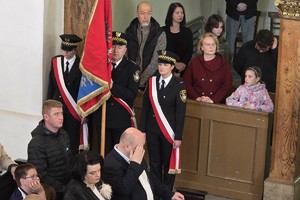 na zdjęciu poczet sztandarowy w kościele