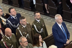 na zdjęciu przedstawiciele służb mundurowych i starosta tarnogórski w ławach kościelnych
