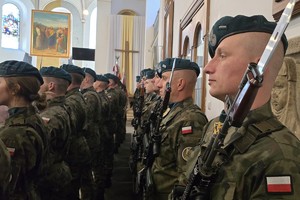 na zdjęciu kompania honorowa wojska polskiego w kościele