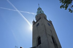 na zdjęciu wieża kościoła na tle nieba
