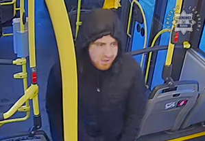 na zdjęciu mężczyzna w autobusie