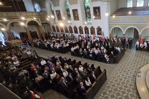 na zdjęciu uczestnicy mszy świętej w ławach kościelnych