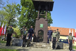 na zdjęciu dzwonnica gwarków a przed nią warty honorowe składające się z żołnierzy, policjantów i harcerzy