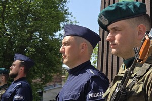 na zdjęciu policjanci i żołnierze w trakcie warty honorowej