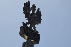 na zdjęciu głowica sztandaru na tle nieba
