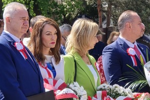 na zdjęciu zarząd powiatu tarnogórskiego w trakcie uroczystości