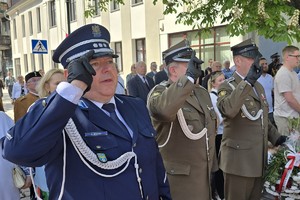 na zdjęciu komendant powiatowy i przedstawiciele wojska w trakcie oddawania honorów