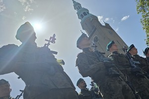 na zdjęciu kompania honorowa wojska polskiego, za nią wieża kościoła