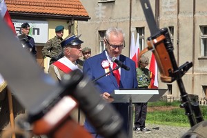 na zdjęciu starosta tarnogórski w trakcie przemówienia przy mównicy