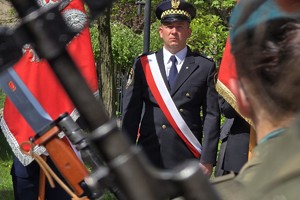 na zdjęciu strażnik miejski w trakcie uroczystości