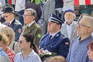 na zdjęciu osoby biorące udział w uroczystości wśród których znajduje się komendant powiatowy