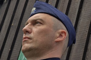 na zdjęciu policjant