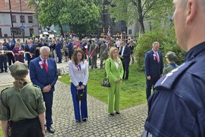 na zdjęciu delegacja starostwa w trakcie składania kwiatów pod dzwonnicą